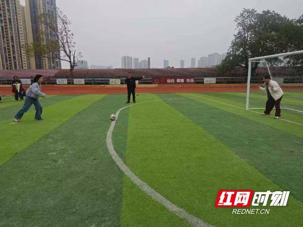 永州市第十中学举行三八妇女节趣味足球点球大赛